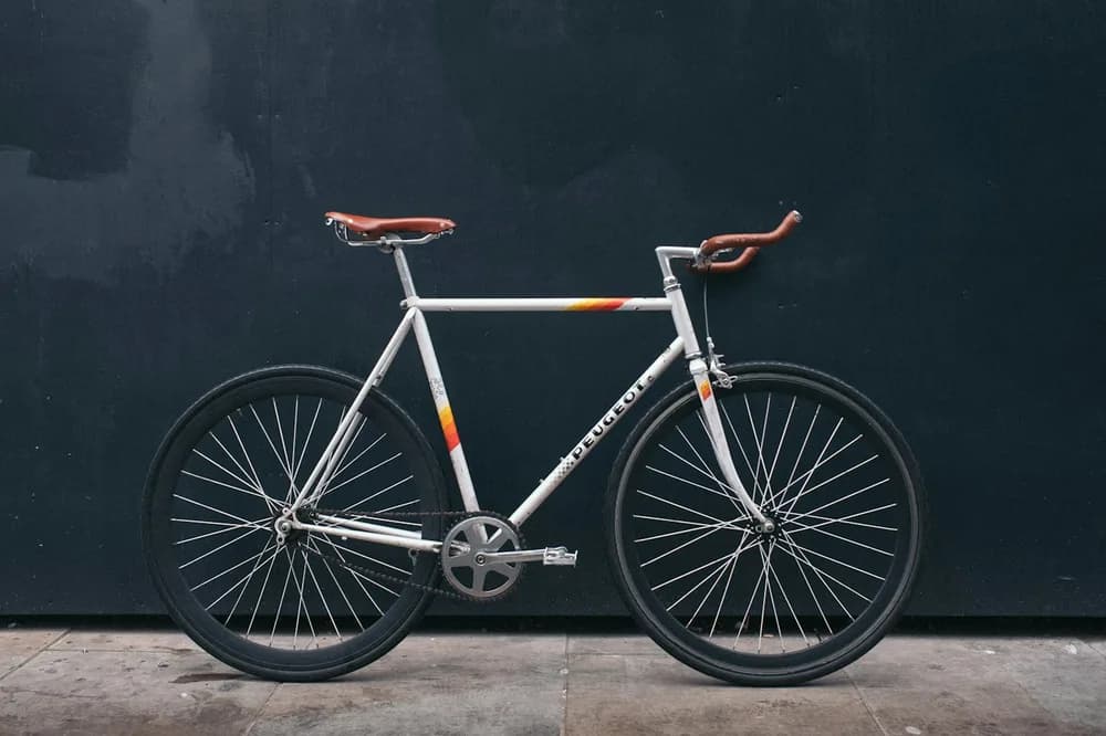Fahrrad mit braunem Sattel und silbernem Rahmen